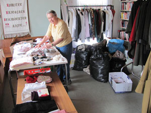 Flohmarkt Kleidersortierung